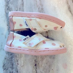 Toddler size 6 Tom’s